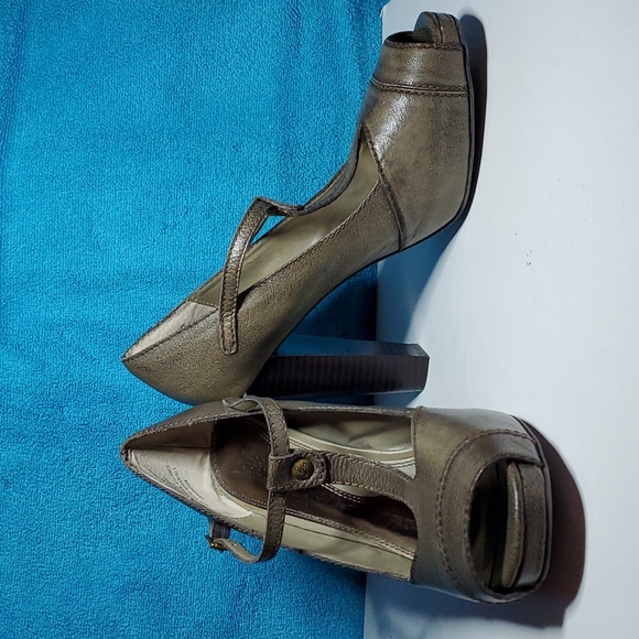 Vera Wang Shoes - Vera Wang Women’s High Heel Size 9.5 Taupe with Peep Toe and Strap CUTE!